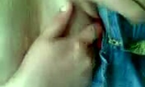 Μεγαλόστηθη ρώσικη κυρία φλασάρει στήθη και πούτσα έξω