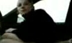 Ooit gewonderd hoe een Russische vriendin zuigt en hard neukt in een auto?