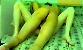 Hé, kijk naar deze magere blonde die zuigt in homemade Russische clip!