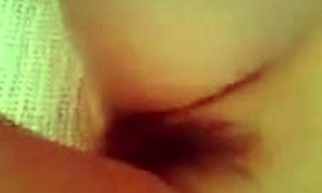 Sramežljiva rjavolaska sladka sesa in se dobi vrtano v spalnici