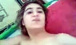 صديقة قابلة للزنا تمص الذكر بمهارة وتغرق في القذف الساخن