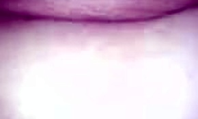 זוג שובב מתנזל ביחד בסרט פורנו ביתי עסיסי חובבני