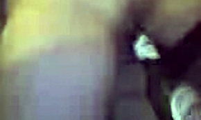 Amateur-Freundin hart mit Flasche gefickt in rohem hausgemachten russischen Clip