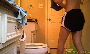 Meraklı İç Çamaşırlı Güzellik Bronz Çizgilerini ve Muhteşem Vücudunu Özelde Gösteriyor