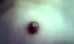 هاوية عربية شابة تُمصص وتُنك في فيديو منزلي