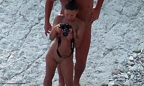 Couple nudiste prend des photos sexy sur la plage avec de gros seins en silicone