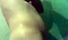 Amaterska vročica si brije mokro pičko v kopalnici, čuti se tako čisto!