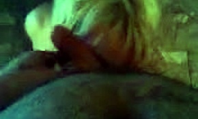 짧은 머리 블론드 전 여친의 아마추어 POV 블로우잡 클립