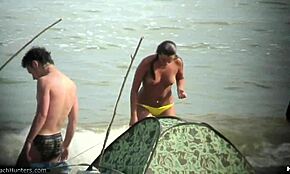 Pernah tengok kecantikan topless pantai nudis? Brunette pamerkan payudara terbuka