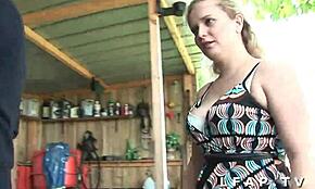 Petite Jolie tetona y culona en trío con abuelo