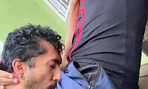 庭でパートナーと熱く感じる