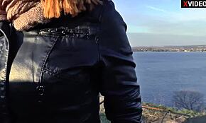 Upea nainen sukkahousuissa pakottaa pillunsa squirttaamaan