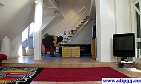 Обичам да гледам дребна 18+ тийнейджърка да ближе путка в горещ трио преди чукане