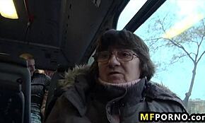 Busz szex egy 18+ fiatal nővel. Bonnie Shaiww uralja!