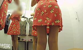 Вуайор камера улавя акция под полата без гащи в пробната на жени - MysteriousKathy