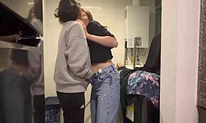 Jeg Sniger Mig Ind I Vaskerummet For At Knulle Min Hede Stedsøster Hårdt