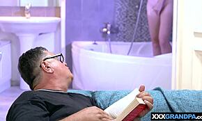 الأشقرة ذات الصدر الكبير تتعامل مع احتياجات الرجل العجوز القذر بعناية