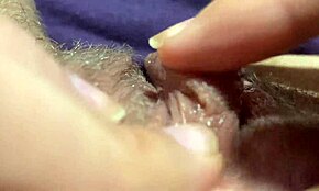 Dev Klitoris Yakın Çekimde Titreyerek Orgazm Oluyor