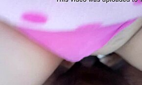 我趁我甜美的18岁侄女休息时占便宜，拉下她的可爱内裤猛操她直到被抓