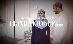 Skvelá cougar v priesvitnom onesie natretá olejom a tvrdo šukaná mladým študentom