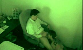 Kontor luder fanget på skjult cam suger asiatisk fyr pik på jobbet