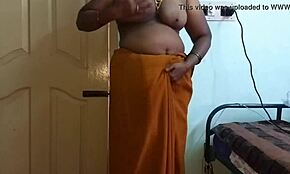 Похотливая деси жена изменяет, показывает большие сиськи и бритую пизду во время мастурбации