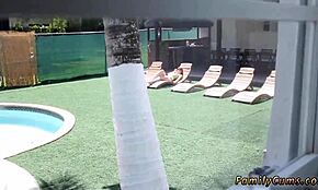 Táta vstoupí do divokého nepořádku s holkou, která se nechá tvrdě bušit!