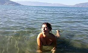 Κατασκοπεύω κοπέλα στην παραλία, την αγγίζω και της χύνω στο πρόσωπο