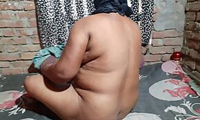 Mama sexy a prietenului meu își arată pizda udă în bucătărie!