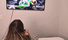 Jonge slanke blonde gamer speelt naakt videogames in kamer