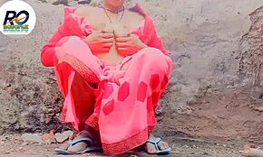 بهابي ترفع ساري لتدليك أصابع مكثف