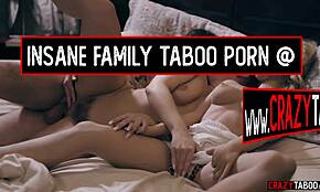 Najstnica pristane na divji trojček z moškim in lutko