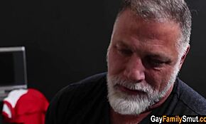 يا رجل، الأب غير الشقيق يصطاد الابن غير الشقيق يشاهد أشياء مثلية!