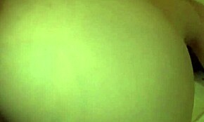 일본 미녀가 괴물 자지 타면서 몸 떨려