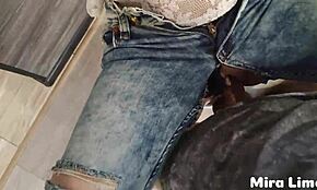 Wah, bartender tu koyak jeans dia dan kongkek dia keras.