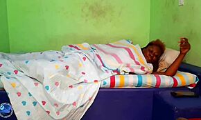 Bella Ragazza Africana 18+ Cavalca Cazzone Nero Enorme nel Caos del Soggiorno