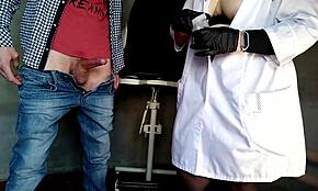 Hej, roznietená MILF sestra s prirodzenými prsiami túži po mojom výstreku!