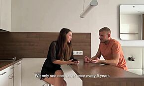 גבר מזיין אישה בזמן שיחת טלפון של בעלה