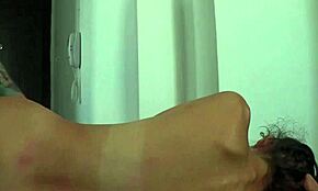 Йо, Канди Крос дава мръсен deepthroat в тоалетната! 😜