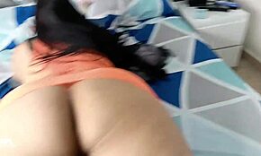 Îmi place să mă furișez cu sora mea vitregă în lenjerie sexy pentru o regulare tare