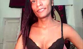 Ebony shemale interaguje s mužským partnerom na webkamere.