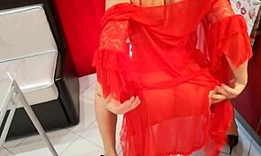 Kåt moden blondine knuller seg selv med dildo på kjøkkenet