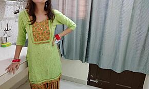 मैं अपने स्टेप ब्रदर के नए टॉय से खेलने को बेताब हूं। साराभाभी6 के साथ मेरा फेव रोलप्ले।