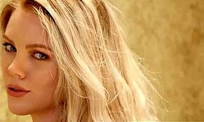 בלונדינית מתוקה אורה יאנג מתפשטת להראות ציצים טבעיים מושלמים בחוץ