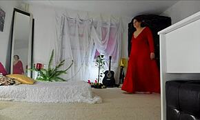 الميلاف الشقية سونيا تتحرش في فستان أحمر مع رفع تنورة مشعر! 😜