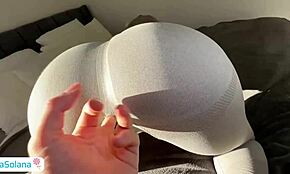 น้องเลี้ยงตัวร้อนอยากเล่นกางเกงโยคะเย็ดกัน