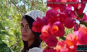 よ、ハンナ・レがこの牧場で裸になるの見ろ