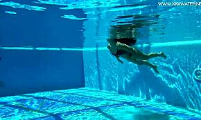 뜨거운 스페인과 러시아 젊은 여자들 18+이 수영장에서 알몸으로 스트립, 야한 재미! 물속에서 얼마나 야생적으로 변하는지 믿을 수 없어!