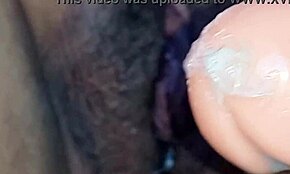 BBW latină ajunge tare la orgasm pe dildo în acțiune close-up
