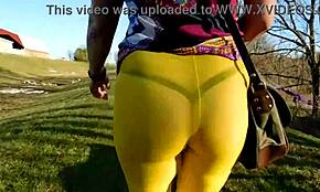 Nem bírok ellenállni a nagynéném szűk jógapántjának, ami mutatja a tiltott segglyukát